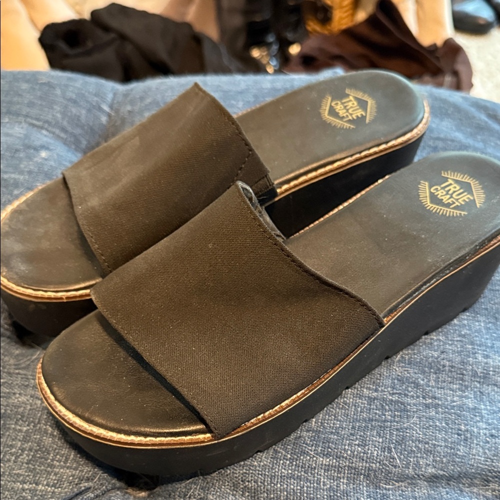True Craft Women's Black Platform Sandals